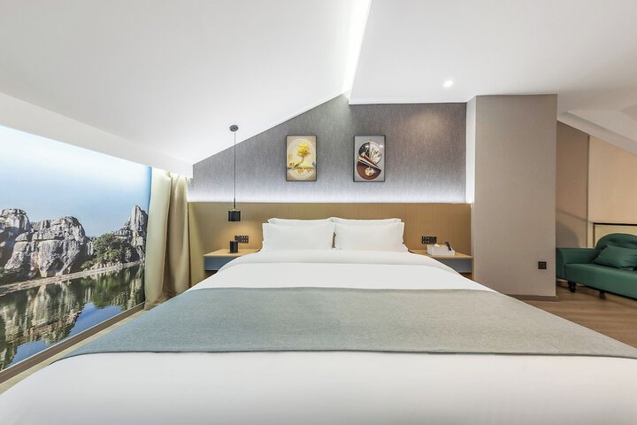 Room 8 of 28
