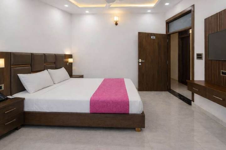Room 6 of 14
