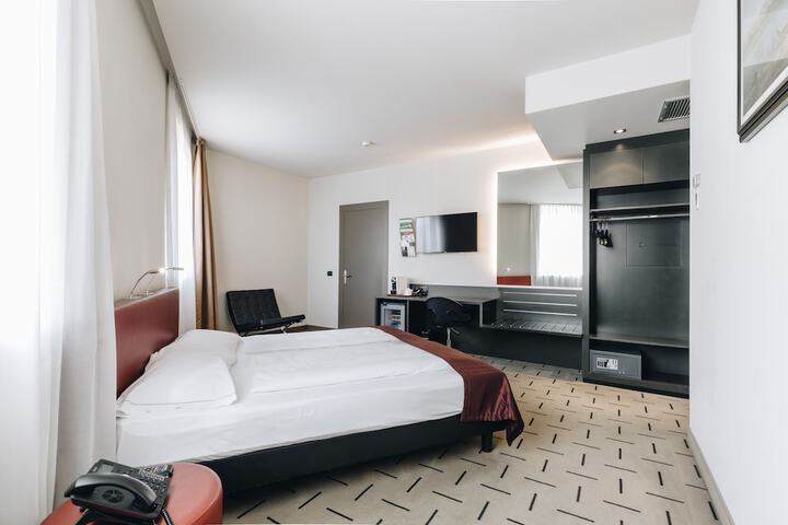 Room 6 of 36