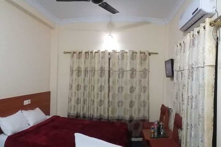 Room 6 of 15