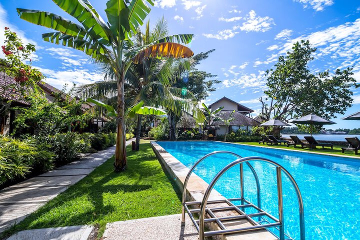 Hotel with Pool