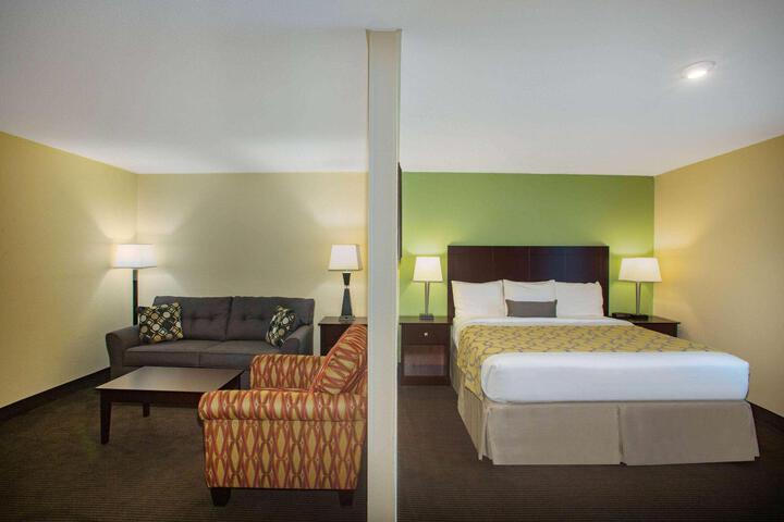 2 Queen Beds Mobility Accessible (3 of 11)