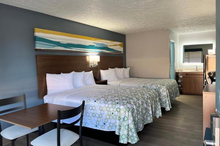Studio 2 Queen Beds (2 of 12)