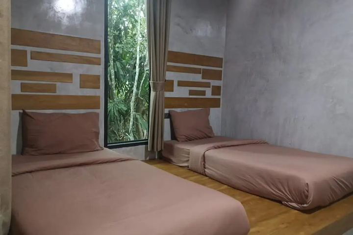 Room 4 of 10