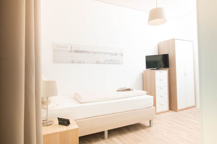 Room 11 of 76