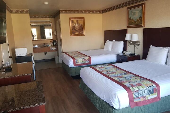 2 Queen Beds (1 of 6)