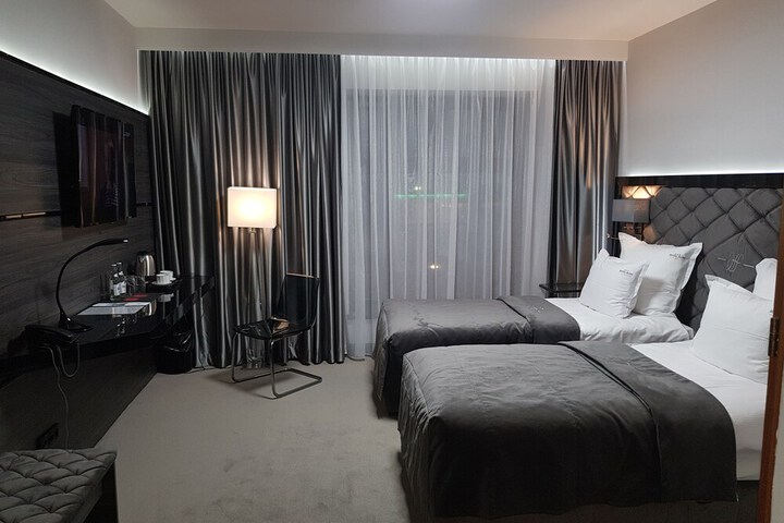 Room 11 of 32