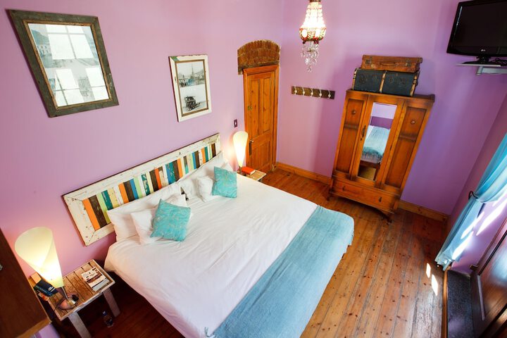 Room 6 of 32