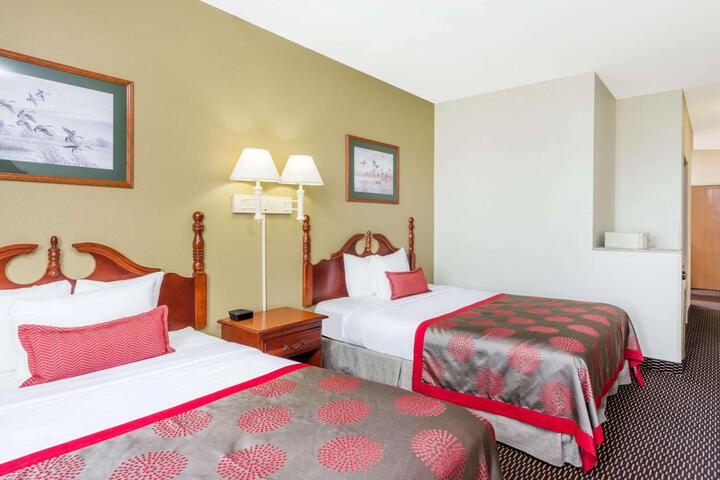 2 Queen Beds (1 of 14)