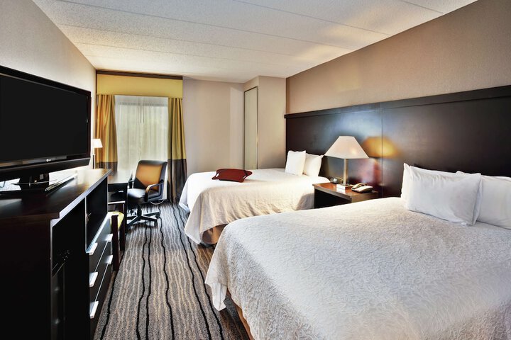 2 Queen Beds Mobility Accessible with Tub (3 of 4)