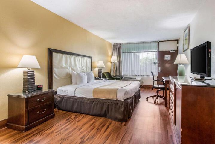 1 King Bed (7 of 18)