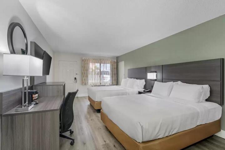 1 King Bed (1 of 12)