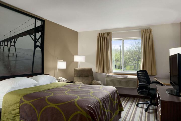 1 Queen Bed (15 of 17)