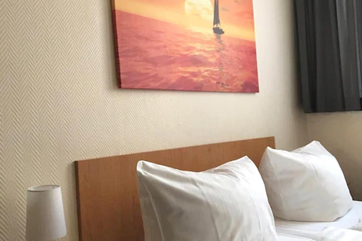 Room 6 of 30