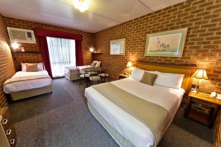 Room 16 of 40