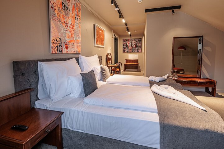 Room 26 of 103