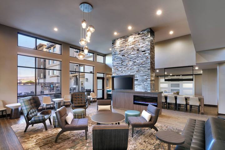 Lobby lounge