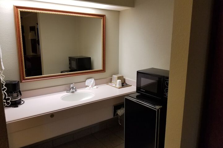 1 King Bed Mobility Hearing Accessible Room Bathtub with Grab Bars (13 of 18)