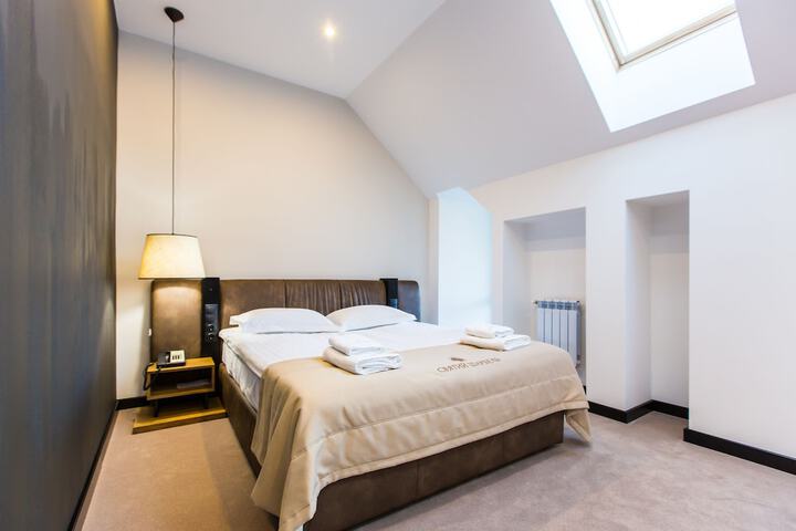Room 16 of 28