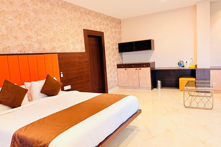 Room 33 of 38