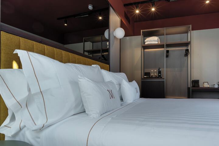 Room 6 of 99