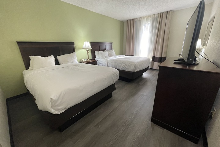1 Queen Bed Accessible (46 of 46)