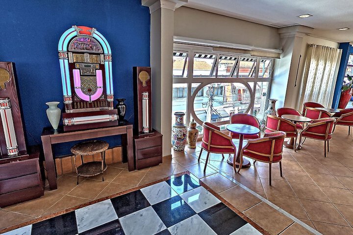 Lounge 72 of 85