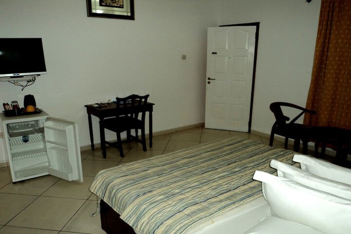 Room 4 of 18
