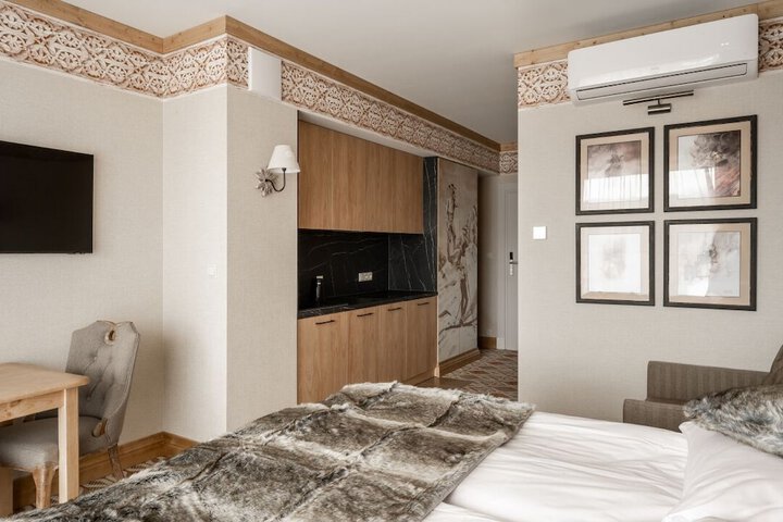 Room 3 of 28