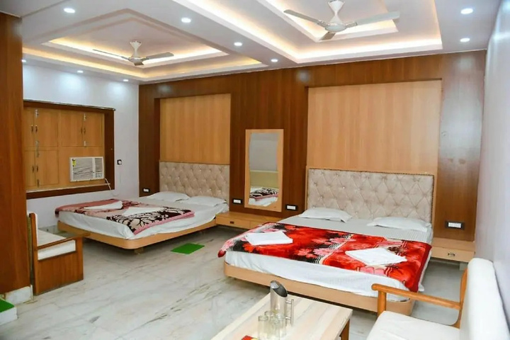 Room 4 of 9