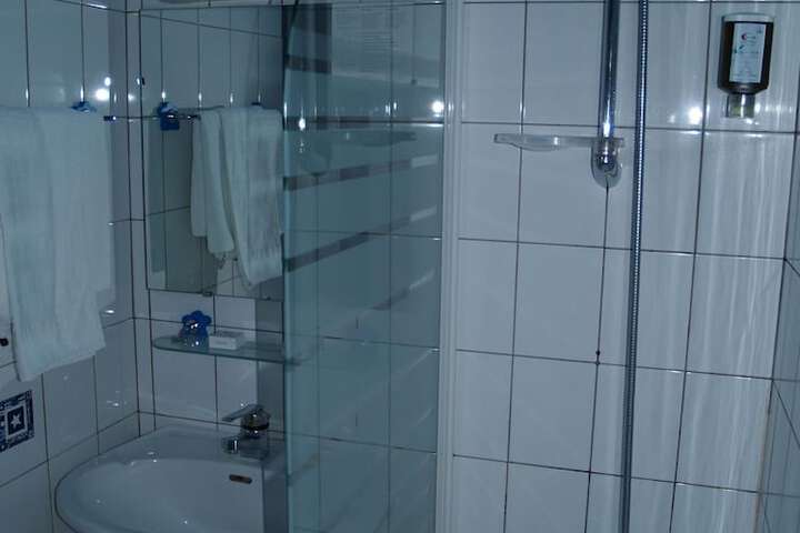 Room 27 of 38