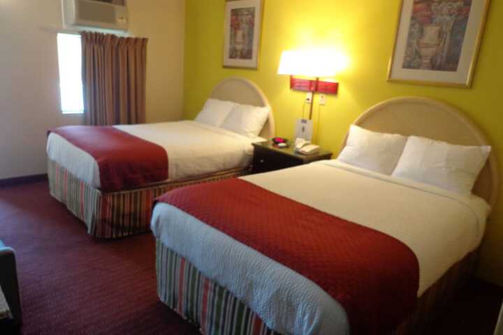 2 Double Beds (6 of 8)