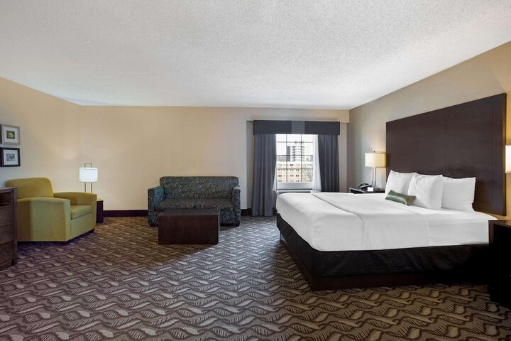 1 Queen Bed Mobility Accessible City View (4 of 6)