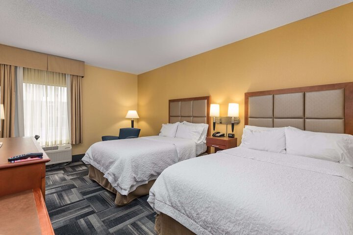 2 Queen Beds (7 of 11)