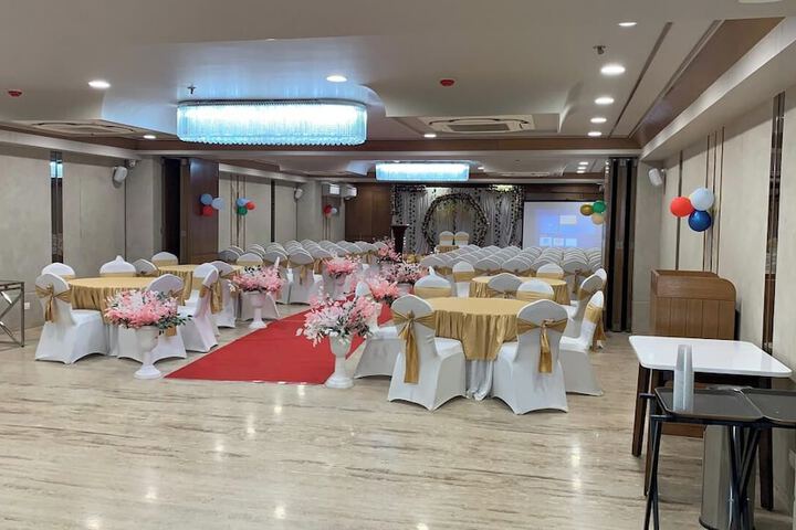 Ballroom/Hall 17 of 24