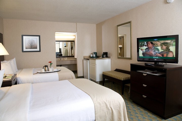 1 Queen Bed Accessible Room Street View (9 of 10)