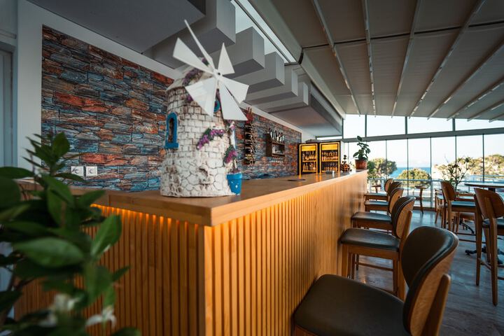 Lounge 52 of 66