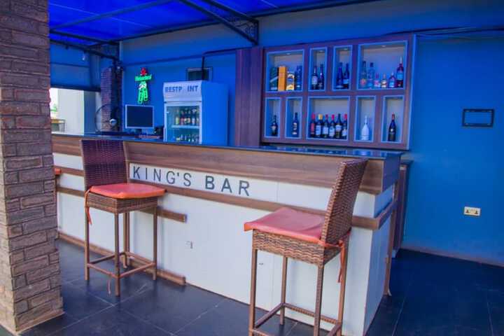 Lounge 11 of 14