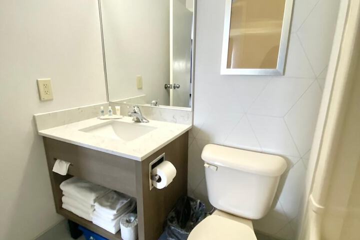 Room 17 of 28
