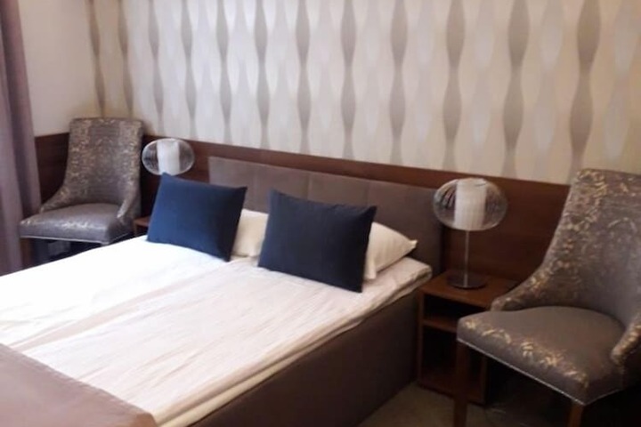 Room 8 of 38