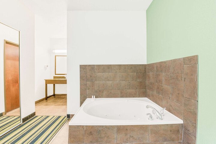 Jetted tub