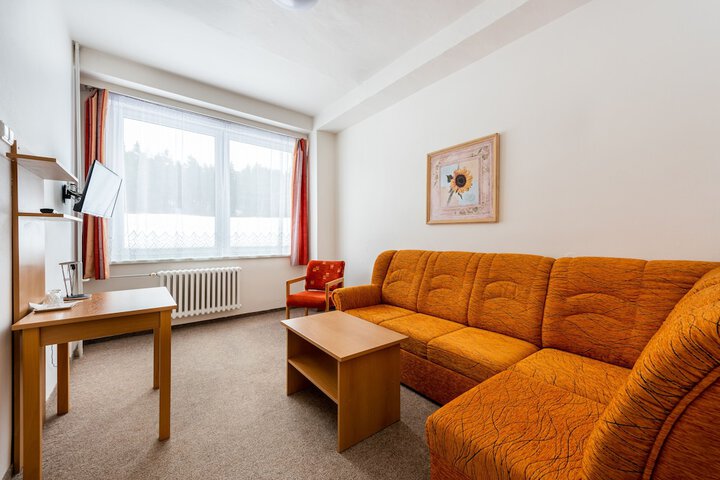 Room 6 of 100