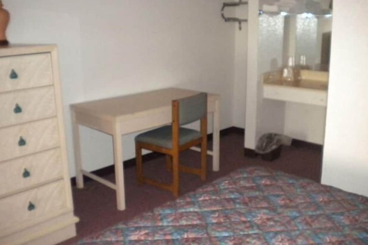 Room 4 of 7