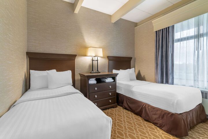 Business King Bed (1 of 14)