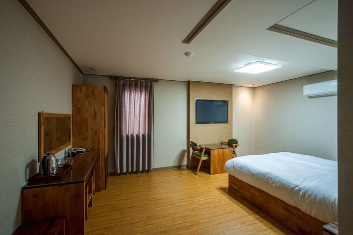 Room 13 of 22