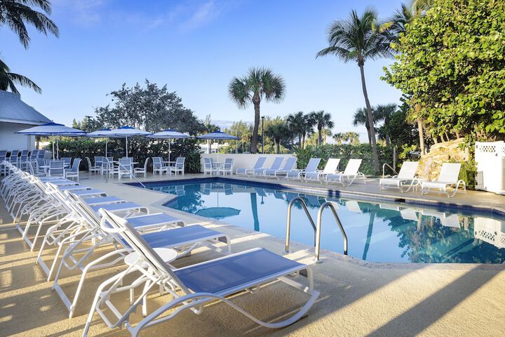 Hotel Pool
