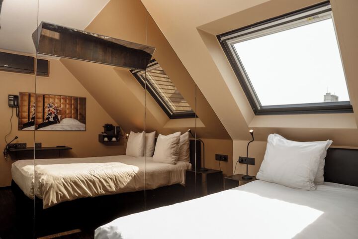 Room 42 of 119