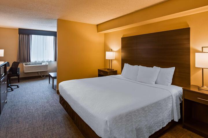 Accessible Suite Queen Bed Accessible Walk in Shower Sofa Bed Work Desk Microwave and Refrigerator Full Breakfast (25 of 30)