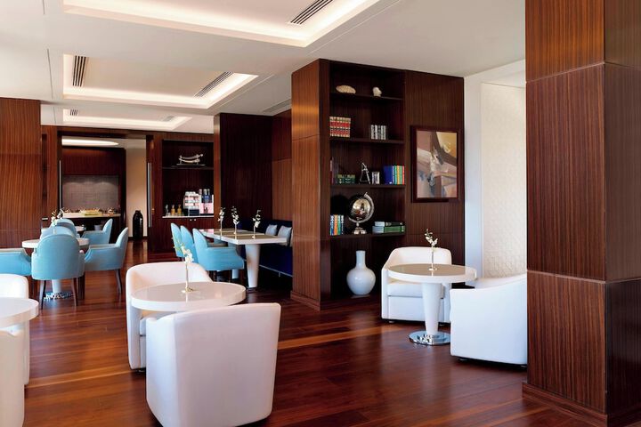 Lounge 80 of 103