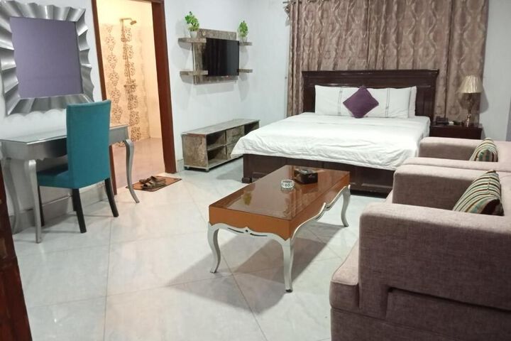Room 8 of 11